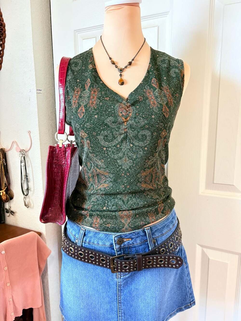 Vintage Y2K Early 2000s Green Paisley V-Neck Sleeveless Top